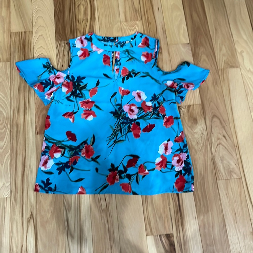 Shoulder cut out blouse
